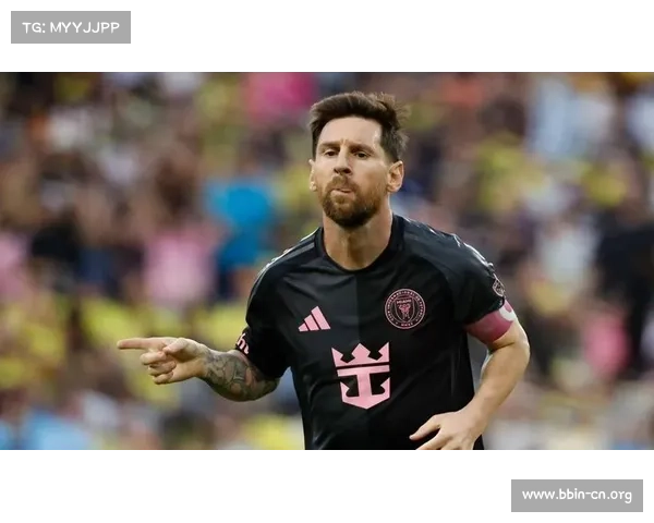 帽子戏法罚球绝平全场起立致敬 球员用行动诠释不屈精神