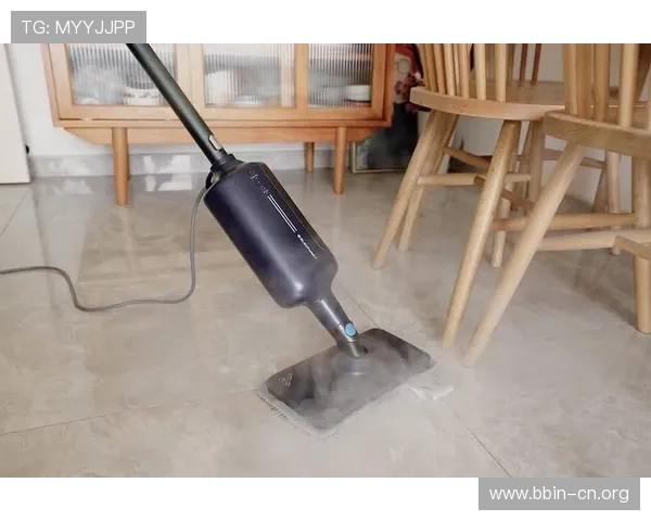 女生拖地遭好友突袭欲追出门却被拖把绊倒的爆笑瞬间纪实全程趣事