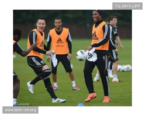 英超球队训练画面曝光展现球员体能储备充足状态积极向好发展稳定势